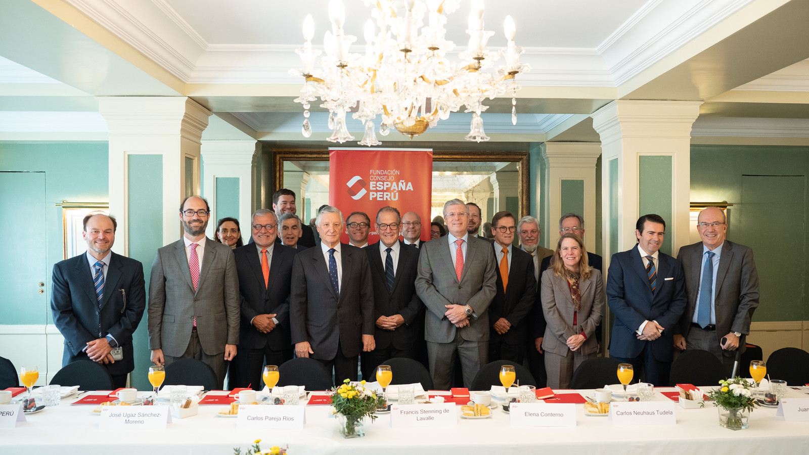 Una delegación de inPERU visita España